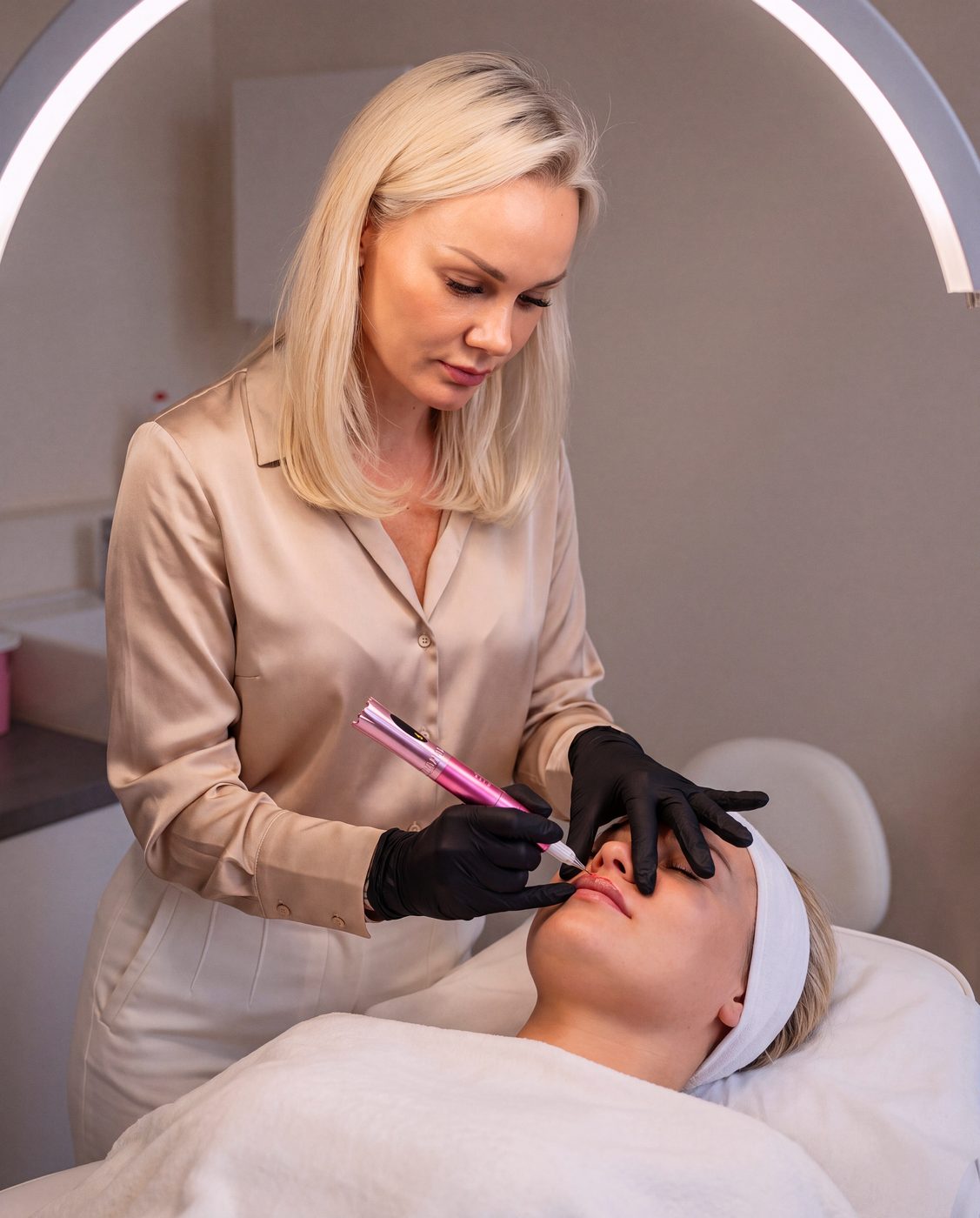 Inna Milovatski bei einer Lippenpigmentierung im BELLADONNA Beauty Atelier