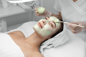 https://de.freepik.com/fotos-kostenlos/kosmetikerin-die-gesichtsmaske-auf-kundin-anwendet_12780803.htm#fromView=keyword&page=15&position=3&uuid=91558f82-fad7-45d0-abe1-aa02df96814f&query=Microdermabrasion